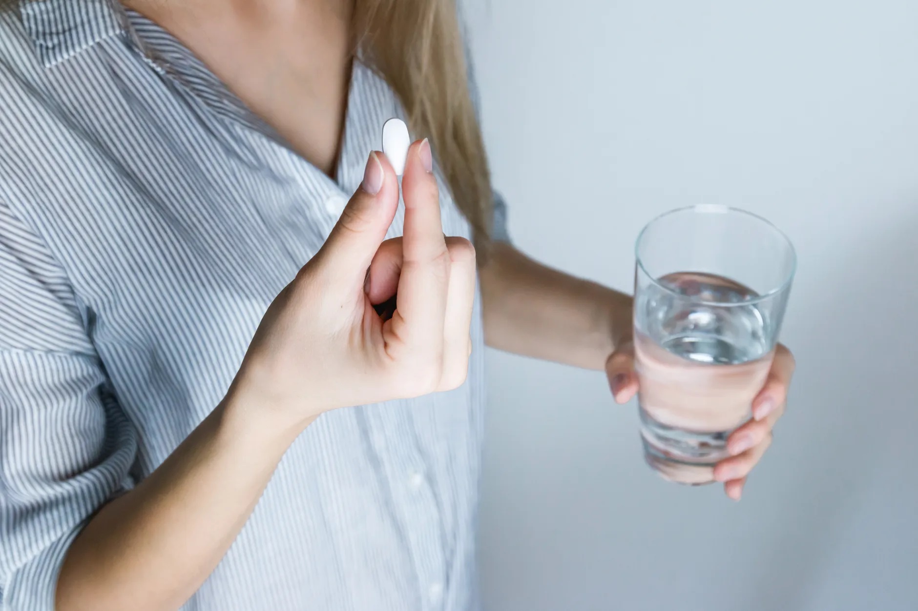 Uống thuốc với gì? Những đồ uống không nên dùng chung với thuốc